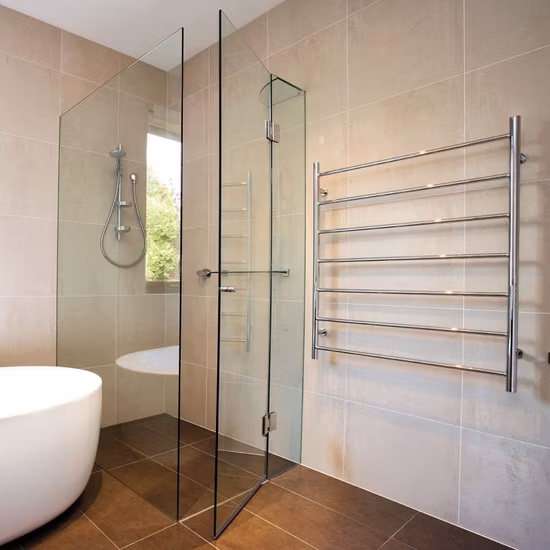 Schwarze rahmenlose Duschwand, festes Paneel, 8 mm, begehbare Duschtür 800