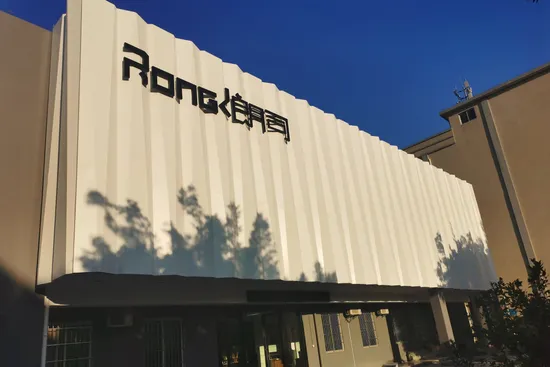 Moderne, schlichte, klare Duschkabine aus gehärtetem Glas mit Schiebetür für das Badezimmer